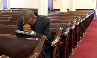 black_man_praying_in_church3